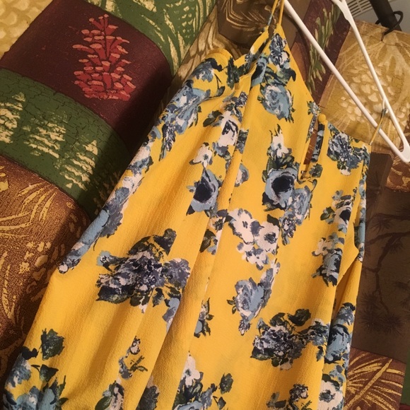 Cold shoulder floral design top - Picture 4 of 5